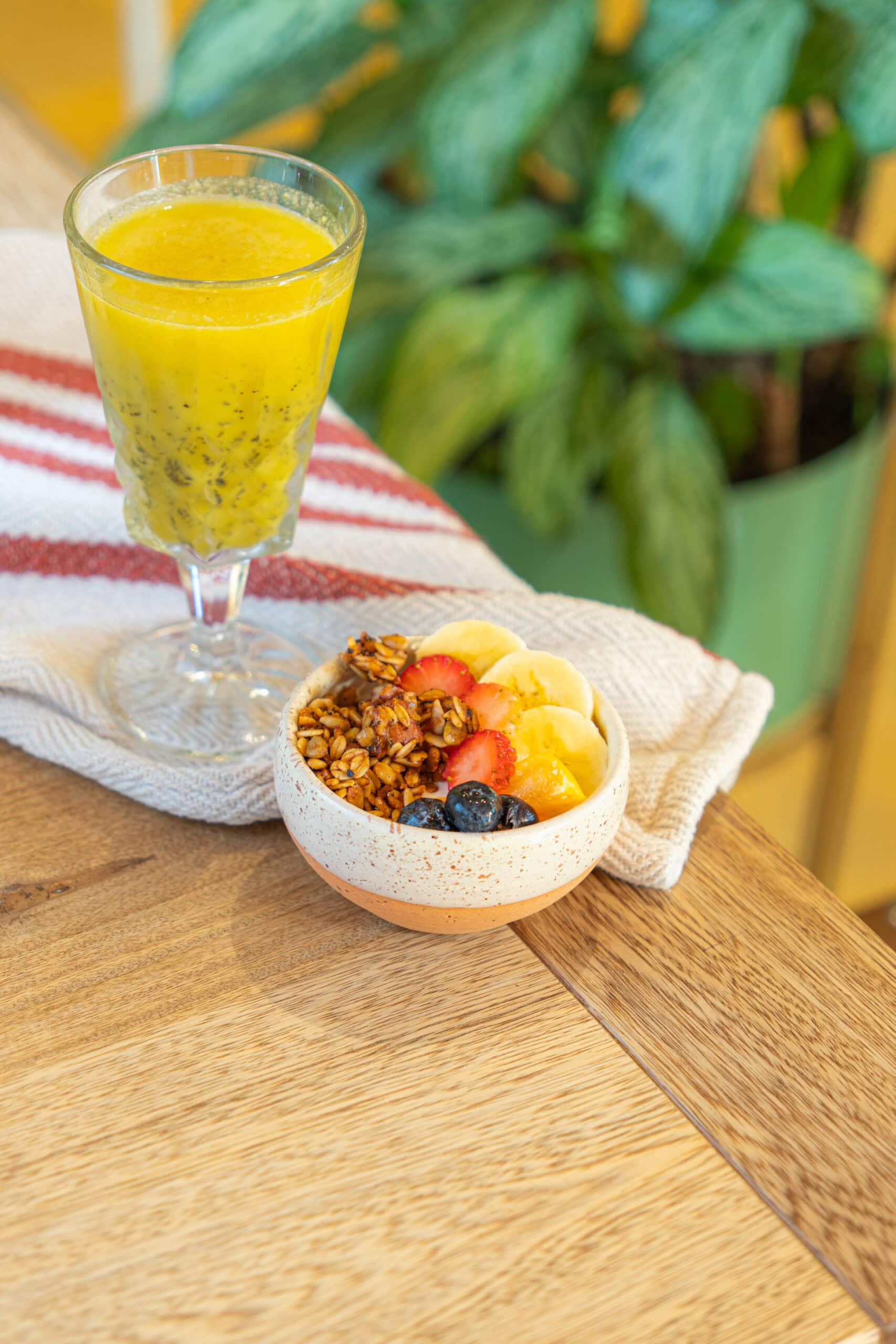 Mesa de desayuno en el restaurante de Hotel Plantación